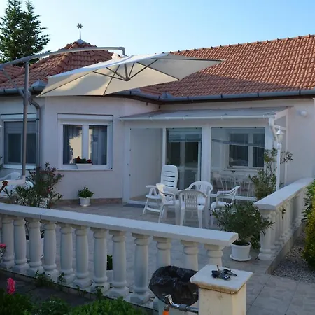 בית הארחה Henrietta - Violetta *